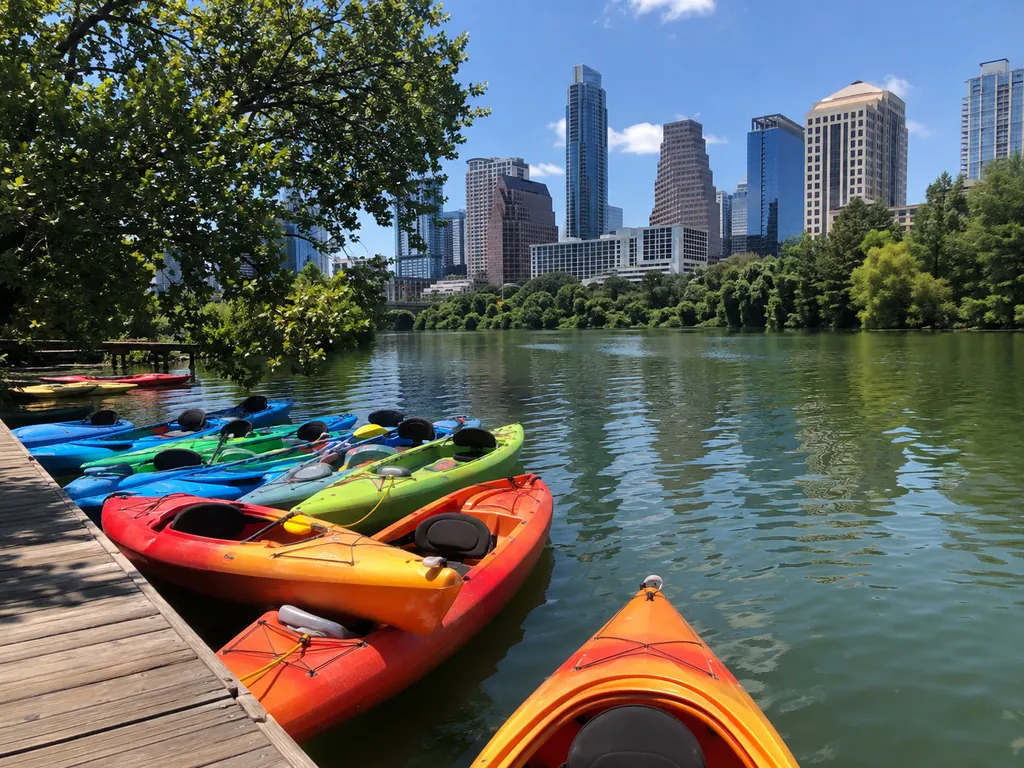 Kayaks sur Lady Bird Lake près du centre-ville d&rsquo;Austin