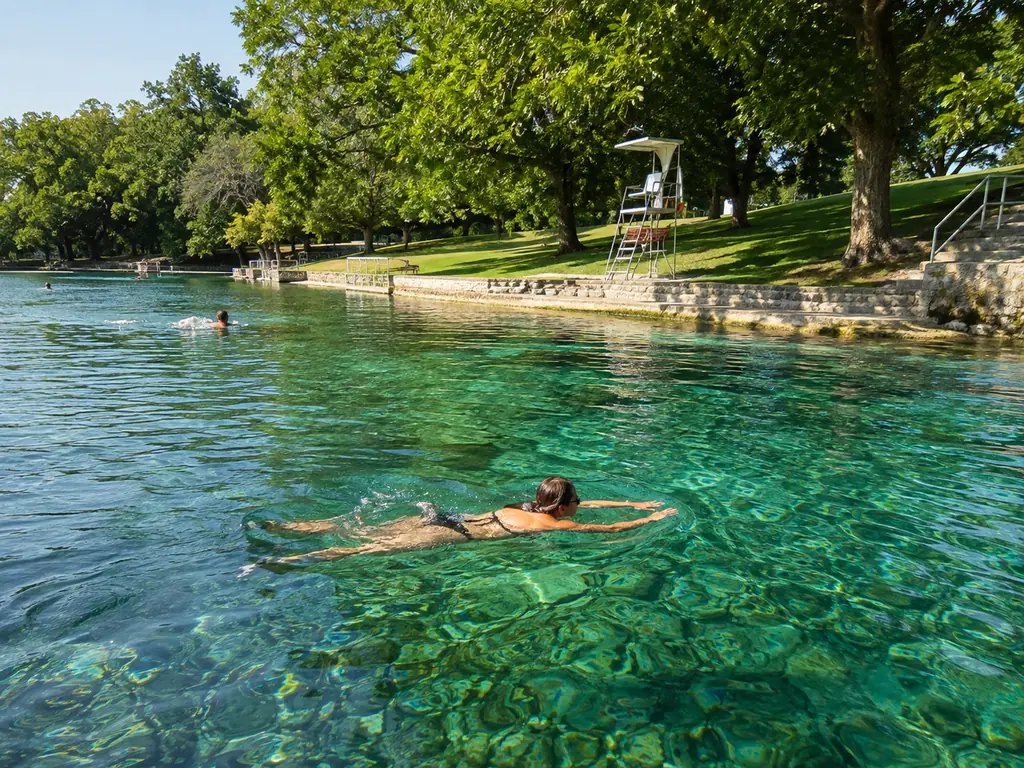 Nageurs dans l&rsquo;eau de source limpide de Barton Springs Pool